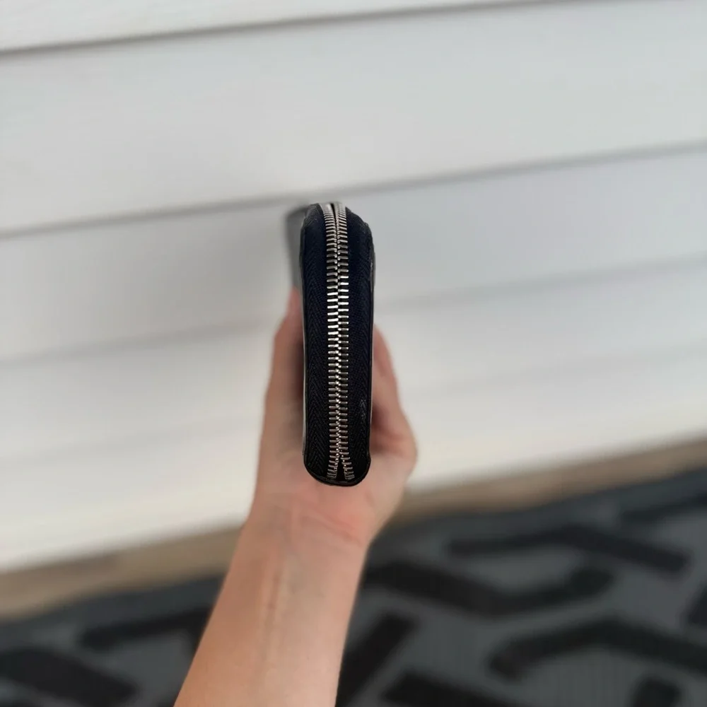 Louis Vuitton Leather Zippy Wallet with Subtle Embossed LV Monogram Logo - Picture 5 of 11